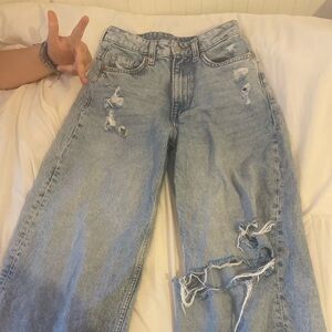 Like new H&M baggy high rise ripped jeans!